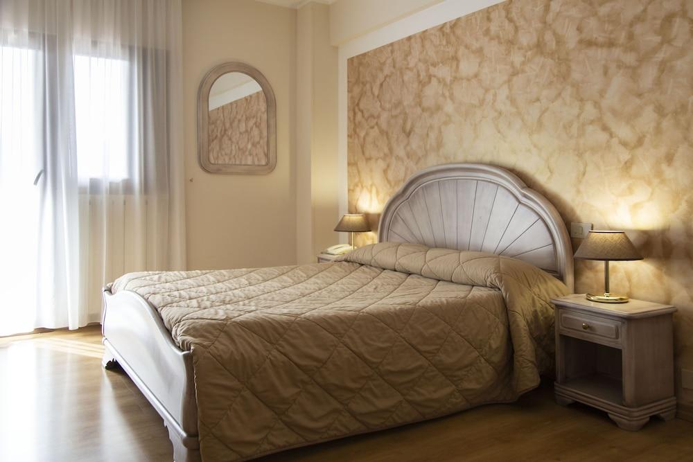 Grand Hotel Del Parco เปสกัสเซโรลี ภายนอก รูปภาพ
